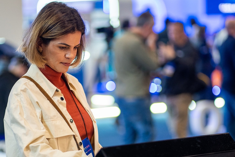 A empresária Ivanieri Ferreira de Souza conferindo as novidades da Scania no estande da marca durante a Lat.Bus 2026