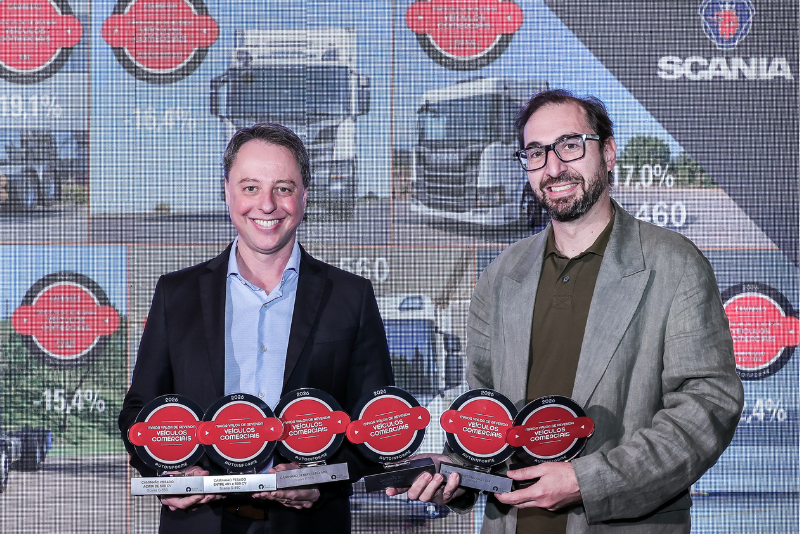André Gentil (à esq.) recebeu os troféus em nome da Scania, ao lado do assessor de imprensa da marca, Carlos Biagini (à 